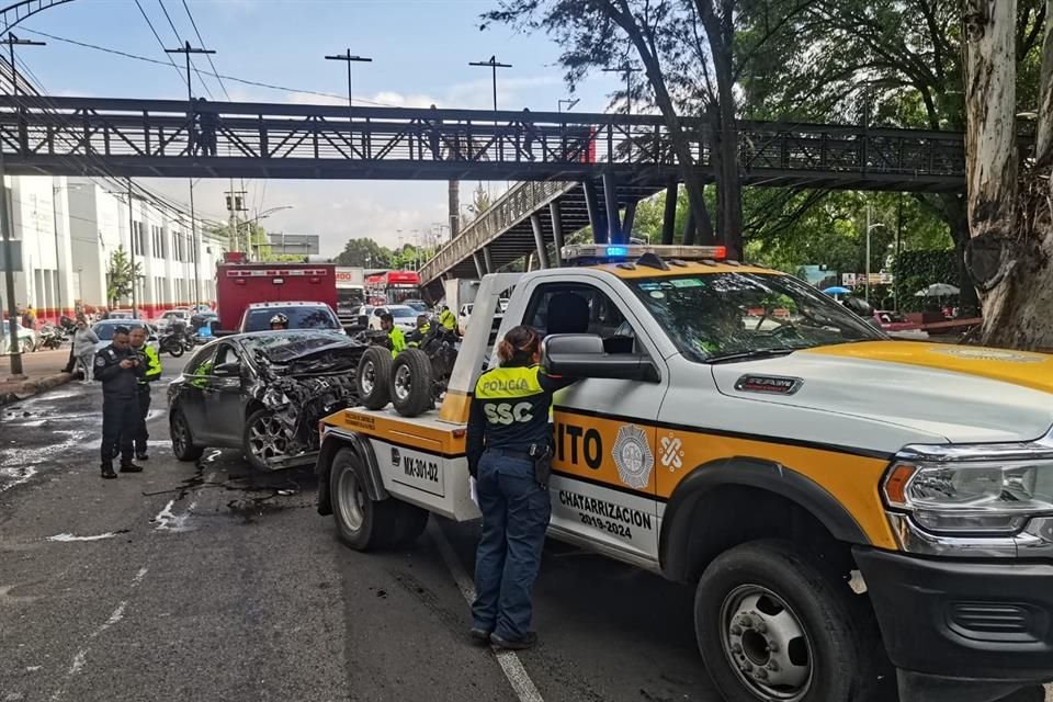 Elementos de la SSC patrullaban en la zona de la Colonia Villa Olímpica, cuando en Insurgentes Sur, al cruce con la Calle Miguel Hidalgo Villa Olímpica, vieron un choque múltiple.