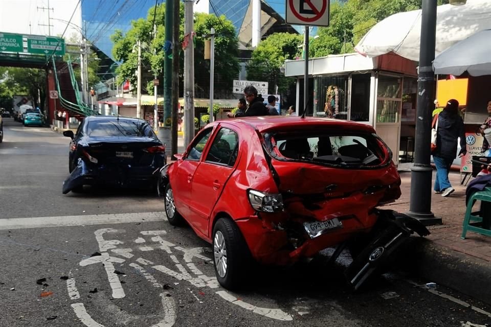 Uniformados encontraron a un motociclista quien estaba inconsciente sobre la carpeta asfáltica, además de los ocupantes de otros cinco vehículos más, quienes presentaban distintos golpes.