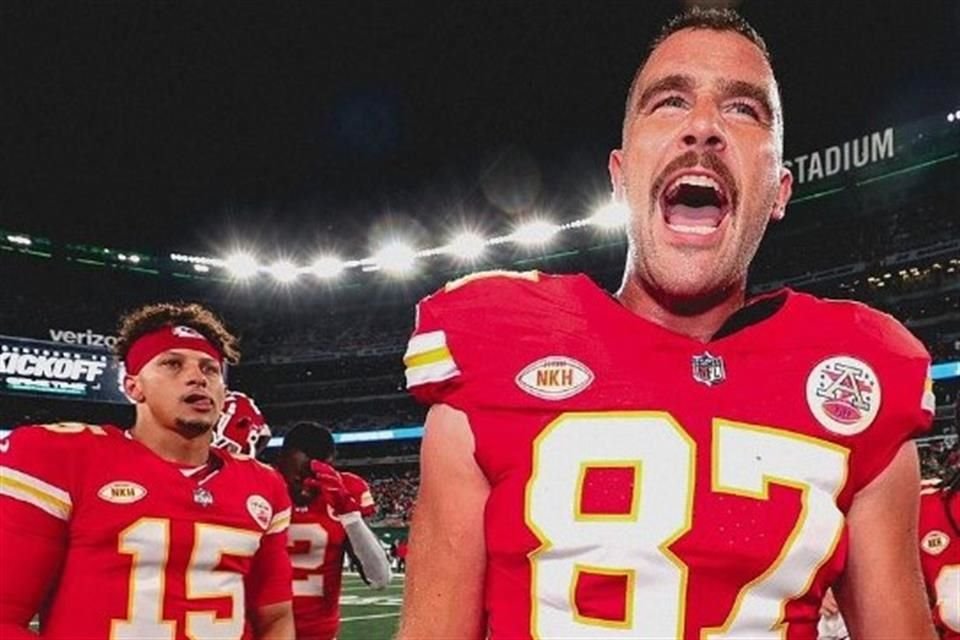 Kelce y Mahomes salieron al escenario con el cantante.