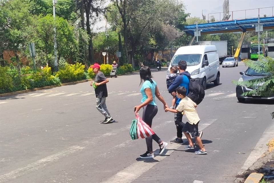 De acuerdo con comerciantes, hacen falta semáforos para asegurar la seguridad peatonal alrededor de la Ceda. 