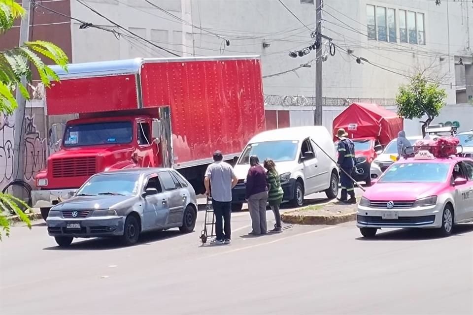 La conectividad entre naves también es limitada, ya que existen tramos que no cuentan con pavimentación ni banquetas. 