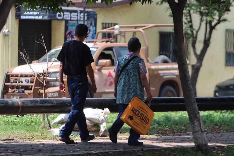 Sobre la Avenida 604 una patrulla y una pipa para prevenir incendios, ambas de Pemex, se encuentran estacionadas, algo que no pasa desapercibido para los vecinos. 