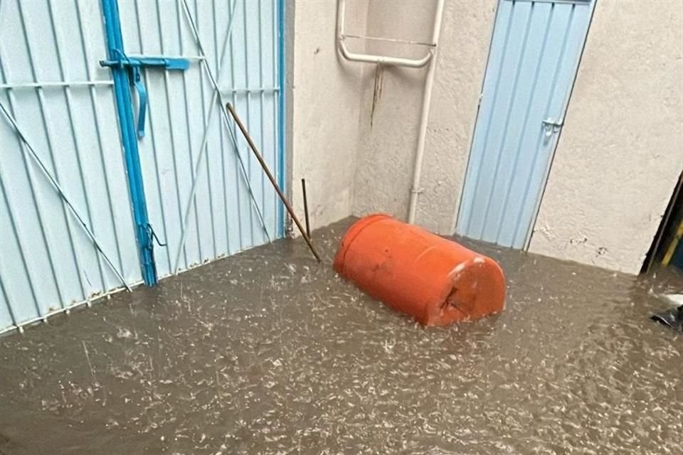 En Cerrada Gitana y Rosal, Colonia Santa Ana Poniente, en Tláhuac, a causa de la insuficiencia en la red de drenaje, se registró afectación a dos viviendas.