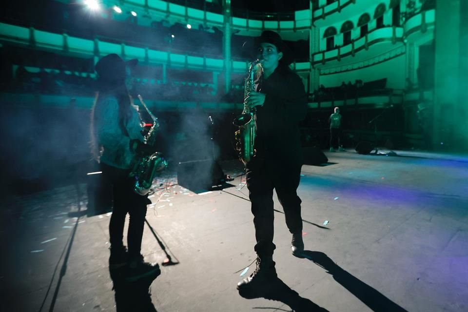 Andry y Natasha Sax, hijos de Sax, ex integrante de Maldita Vecindad, le rindieron homenaje póstumo en Teatro de la Ciudad Esperanza Iris.