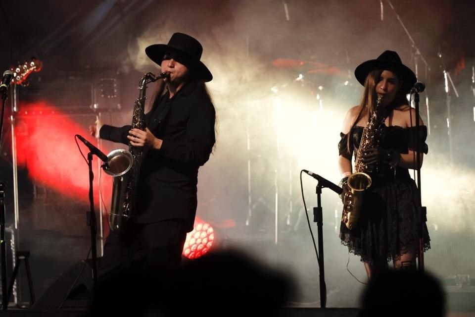 Portando sombrero negro, evocando el inconfundible estilo de su padre, y con el instrumento que les enseñó colgando en el pecho, el saxofón, emocionaron a las aproximadamente 700 personas.