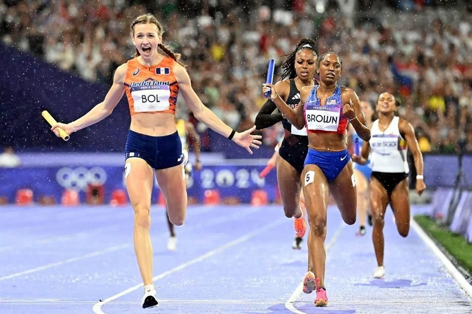 Femke Bol festejando el triunfo de Países Bajos en París 2024.