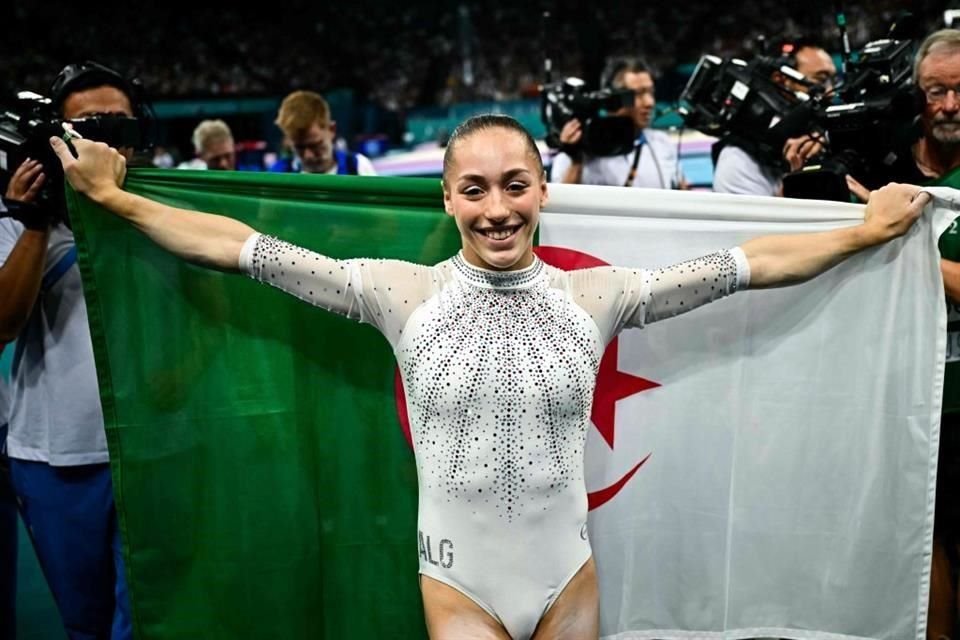 La gimnasta argelina Kaylia Nemour hizo historia para África al conseguir la primera medalla de oro olímpica en barras asimétricas.