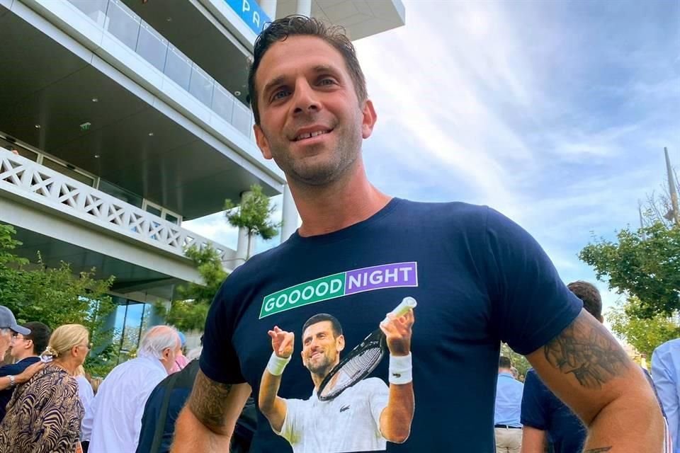 Aficionados acudieron con playeras de Novak Djokovic a ver su medalla de Oro en tenis.