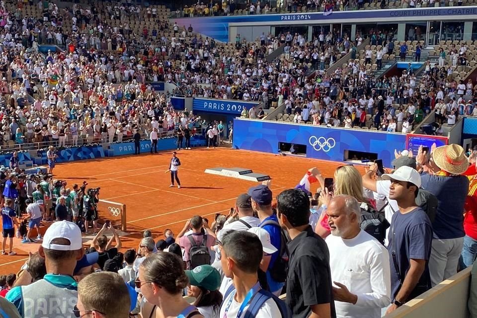 En la Philippe-Chatrier, los aficionados no se movieron hasta ver a Novak Djokovic con el Oro olímpico.