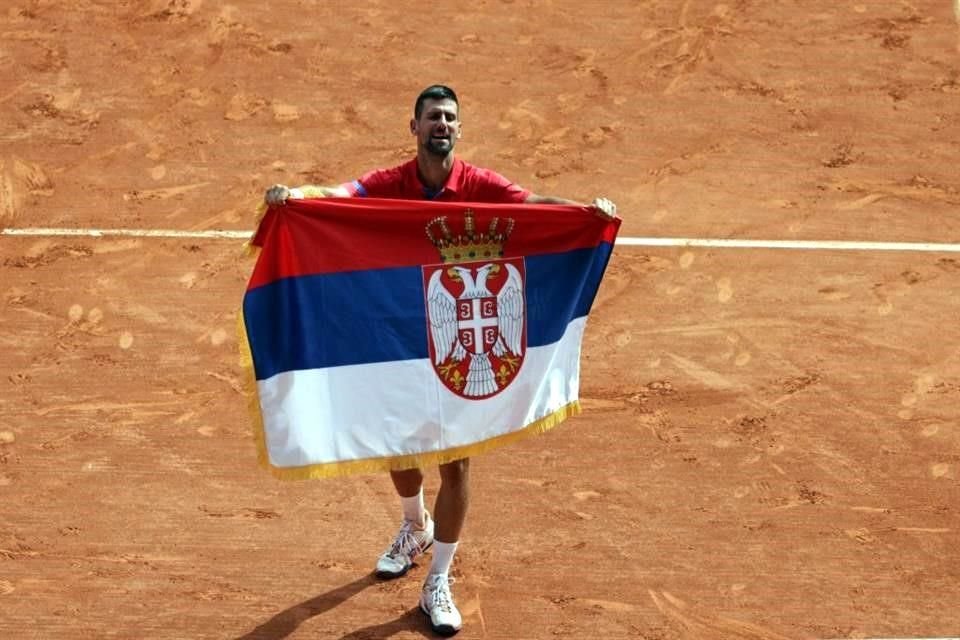 Con la bandera de Serbia, Novak Djokovic inició su celebración por el Oro en el tenis de París 2024.