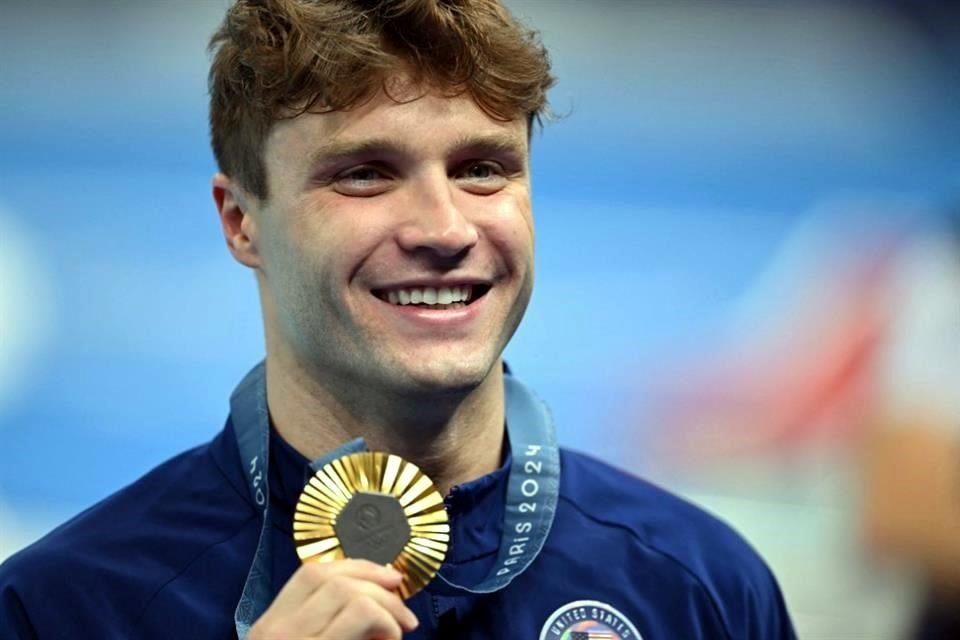 El estadounidense Bobby Finke se alzó con una medalla de oro y récord mundial en la prueba de mil 500 metros libre masculino, en París 2024.