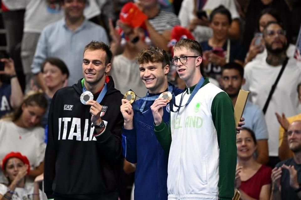 El atleta estadounidense (al centro) rompió el récord mundial al ganar el oro en la prueba de mil 500 metros libre masculino.