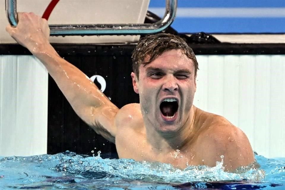 Bobby Finke lanzó un grito y golpeó con fuerza en el agua al terminar su carrera.