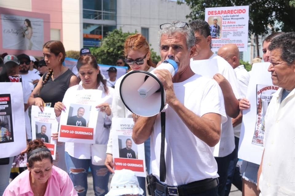 Antes de que iniciara la marcha, Reynaldo Núñez Haro, padre de José y Ladis, hizo un llamado a los políticos y autoridades para que aparezcan sus hijos con bien.