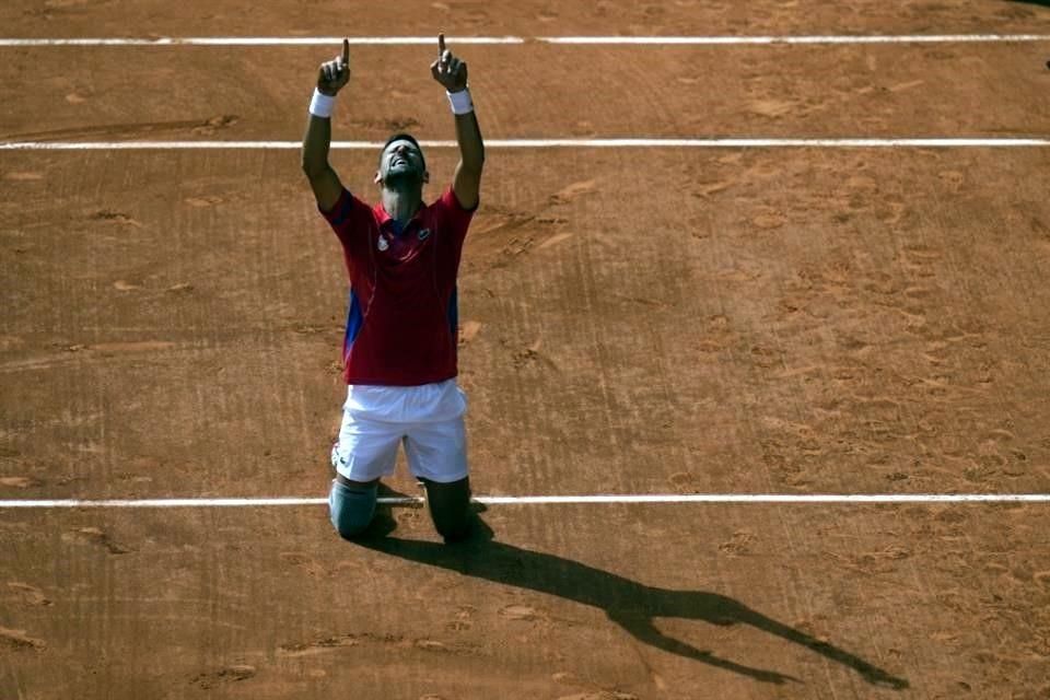 Djokovic se arrodilló sobre la tierra batida de Roland Garros al ganar su Oro olímpico.