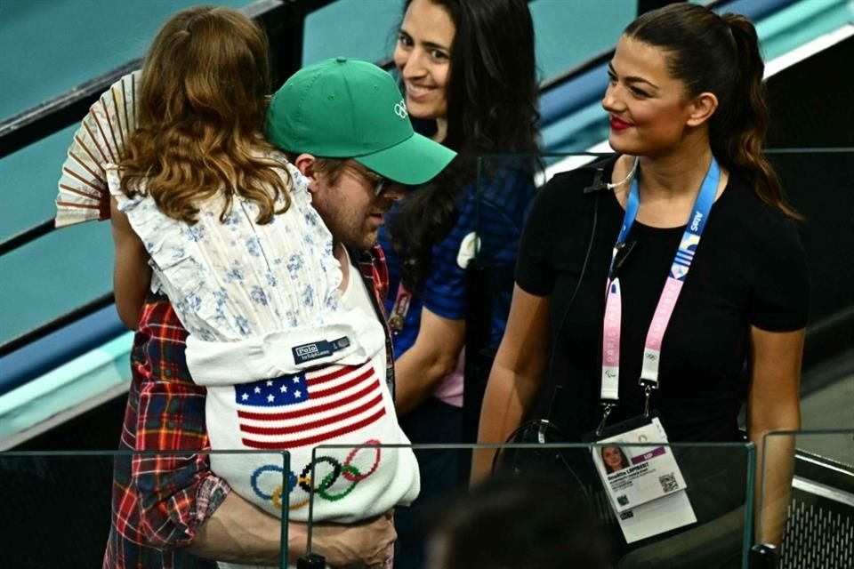 El actor estuvo cuidando a sus dos hijas durante el evento deportivo.