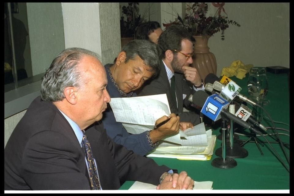 Como consejero del IFE atendió a López Obrador en su denuncia de fraude en Tabasco; en la imagen junto al tabasqueño  y a Santiago Creel.