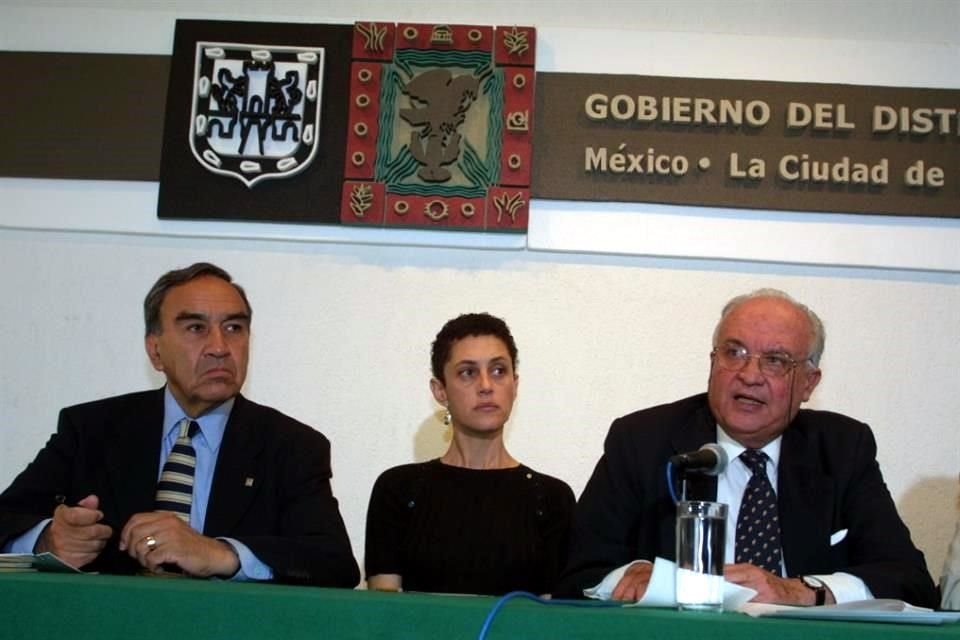 Como Secretario de Gobierno junto a César Buenrostro, entonces Secretario de Obras de la ciudad, y Claudia Sheinbaum, entonces Secretaria de Ecología.