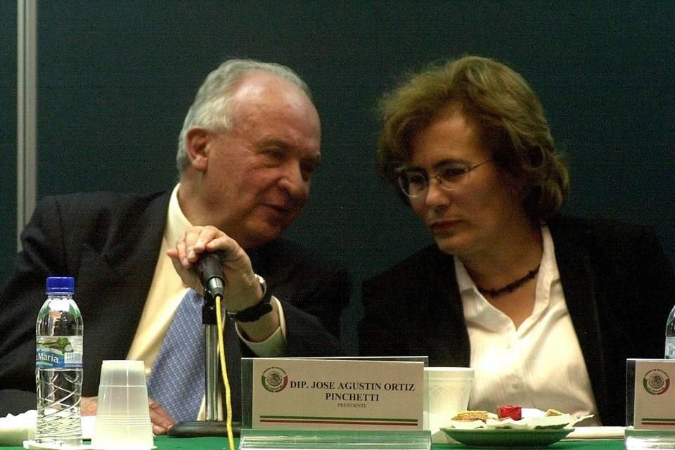 Como diputado federal con la entonces contralora del Gobierno capitalino, Bertha Luján, en 2004.