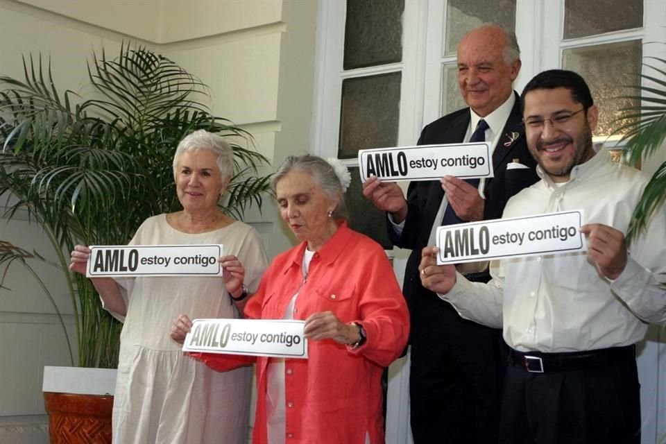 Junto con Bertha Maldonado, Elena Poniatowska y Martí Batres, como parte del movimiento contra el desafuero de AMLO en 2005.