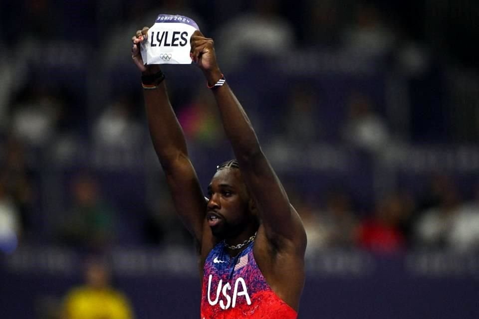 Noah Lyles levantó el cartel con su nombre al darse a conocer el resultado de su triunfo en los 100 metros planos.