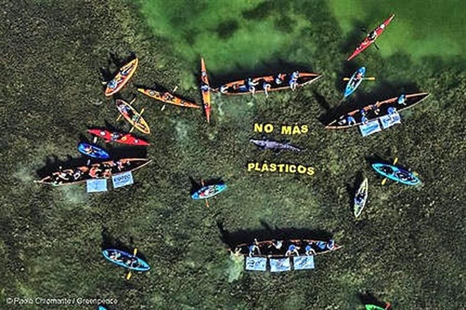 Los activistas a bordo de kayaks y canoas en la laguna Nichupté.