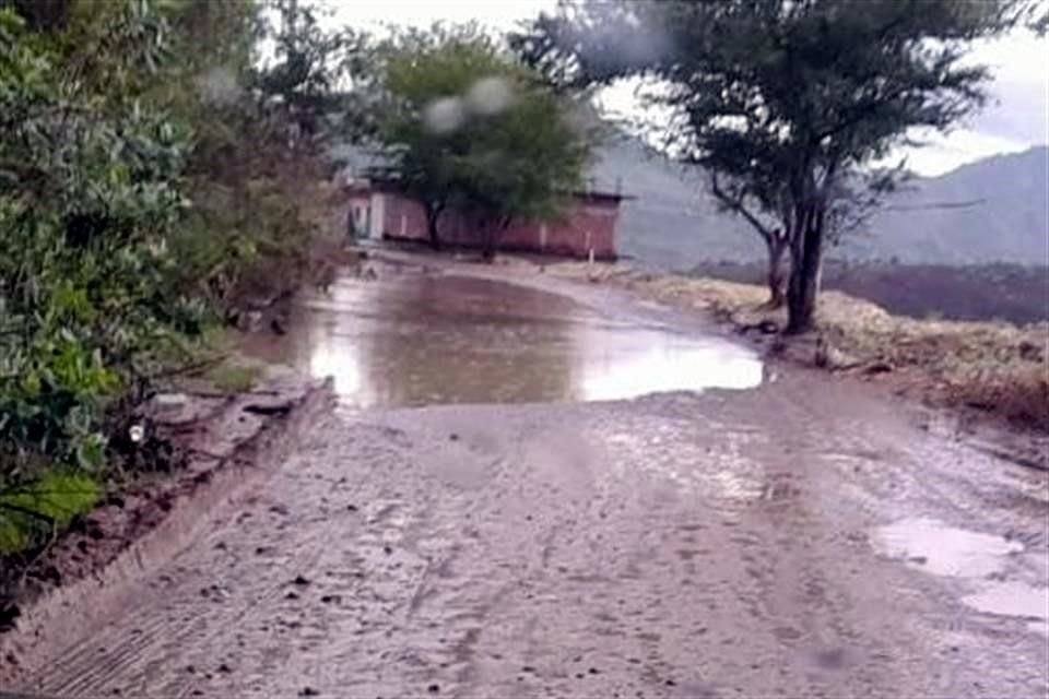 Habitantes aseguran que la vía no recibe mantenimiento por parte del Gobierno estatal.