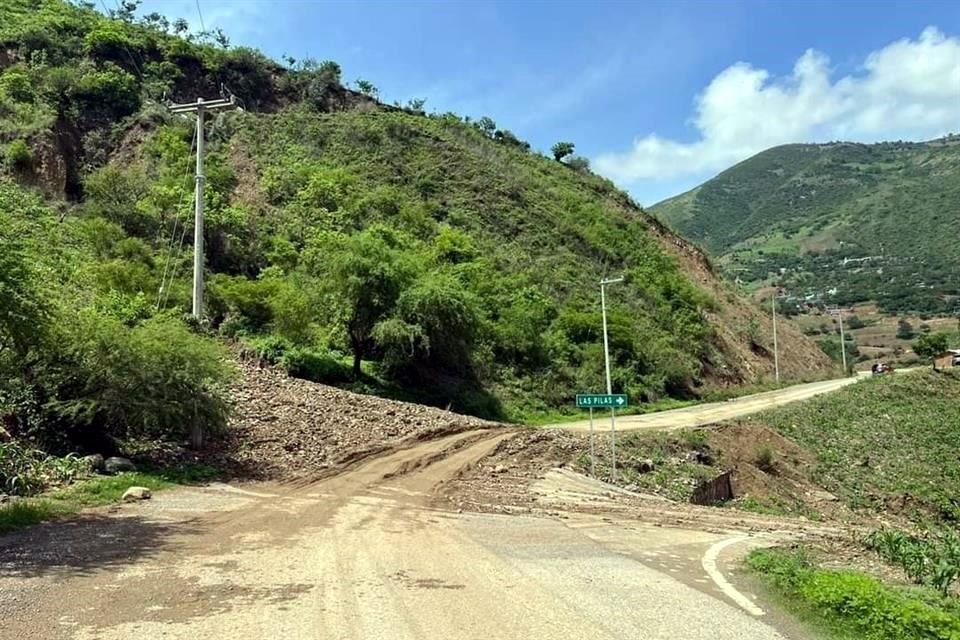 Habitantes aseguran que la carretera estatal es prácticamente un camino de terracería en algunos puntos.