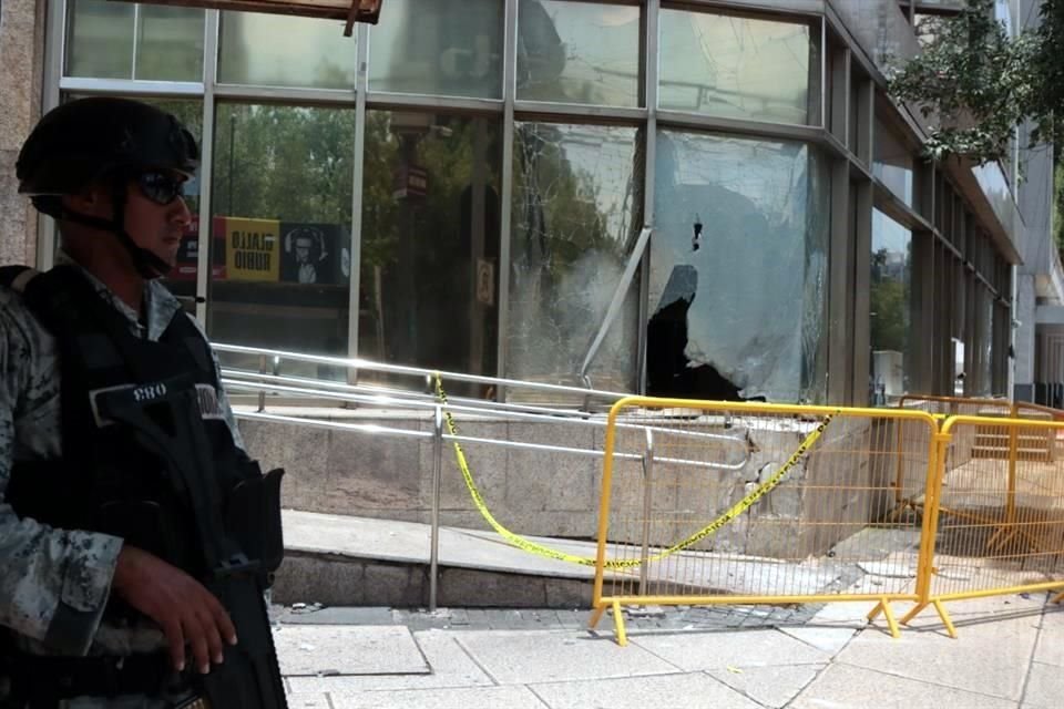 Elementos del ejército resguardan las instalaciones de la torre Bienestar luego de que sufriera daños por un artefacto explosivo al exterior.