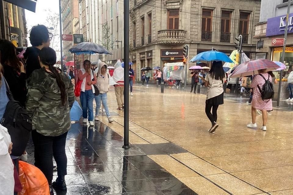 En zonas como el Centro Histórico, en la Alcaldía Cuauhtémoc, hay precipitaciones.