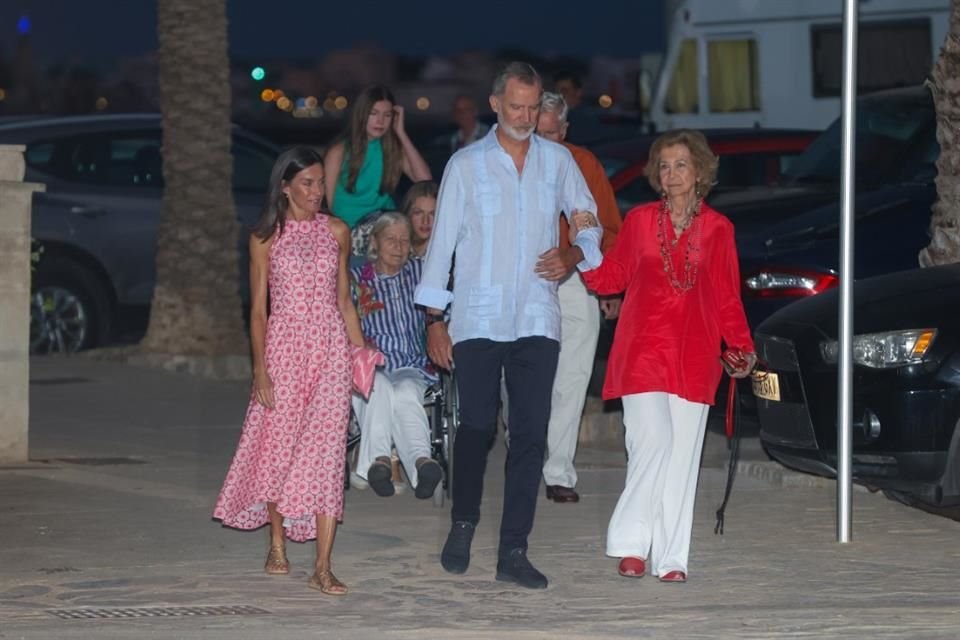 Letizia y la Reina Sofía arribaron a lado del organizador de la cena especial.