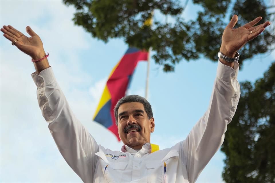 El Presidente Nicolás Maduro saluda durante una concentración en el Palacio de Miraflores, en Caracas.