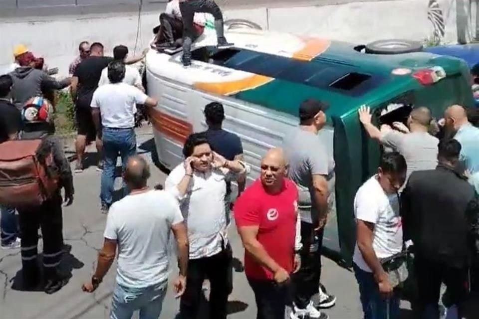 De acuerdo con testigos, la vagoneta volcó luego de que el conductor perdió el control tras quedarse dormido.