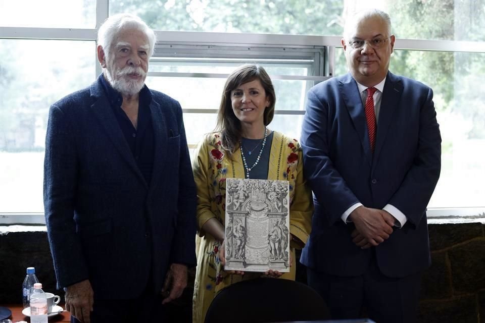 Carlos Viesca, Nuria Galland y Germán Fajardo Dolci presumen el nuevo Thesaurus, del que la UNAM posee una copia original en el Fondo Reservado de la Biblioteca Histórica Dr. Nicolás León.