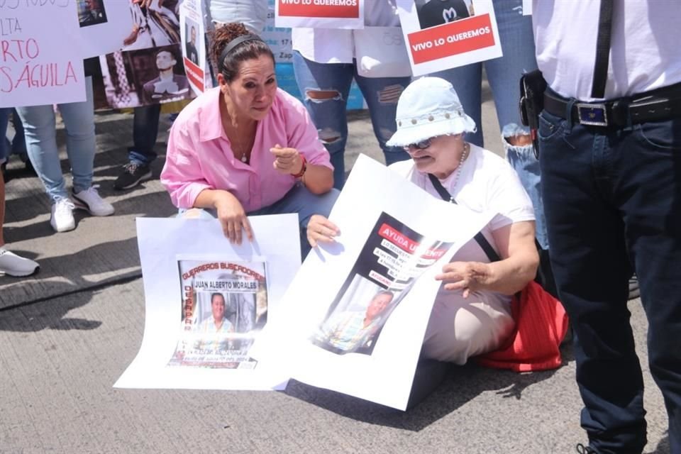 Familiares de Juan Alberto, Ladis y José protestaron afuera de Casa Jalisco.