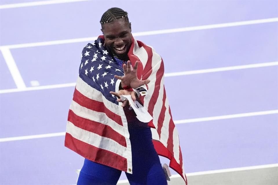 La celebración de Noah Lyles con un 'kamehameha' tras ganar los 100 metros planos.