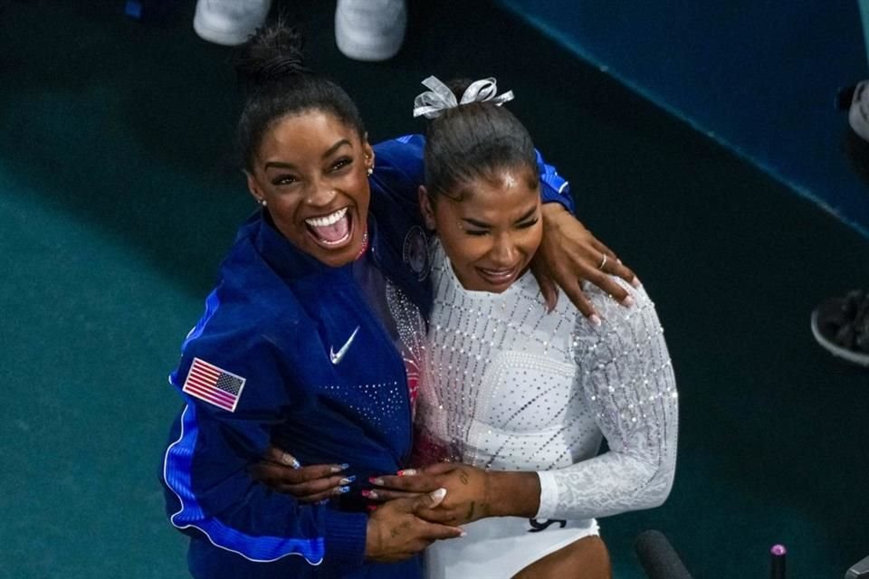 Simone Biles celebró el Bronce de su compañera Jordan Chiles.