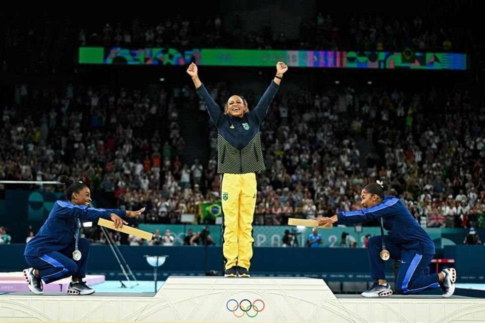 Simone Biles y Jordan Chiles celebran el Oro de Rebeca Andrade.