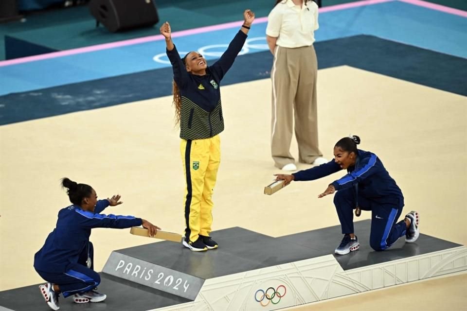 Una de las imágenes que quedará para el recuerdo en París 2024 es la reverencia de Simone Biles y Jordan Chiles hacia Rebeca Andrade.