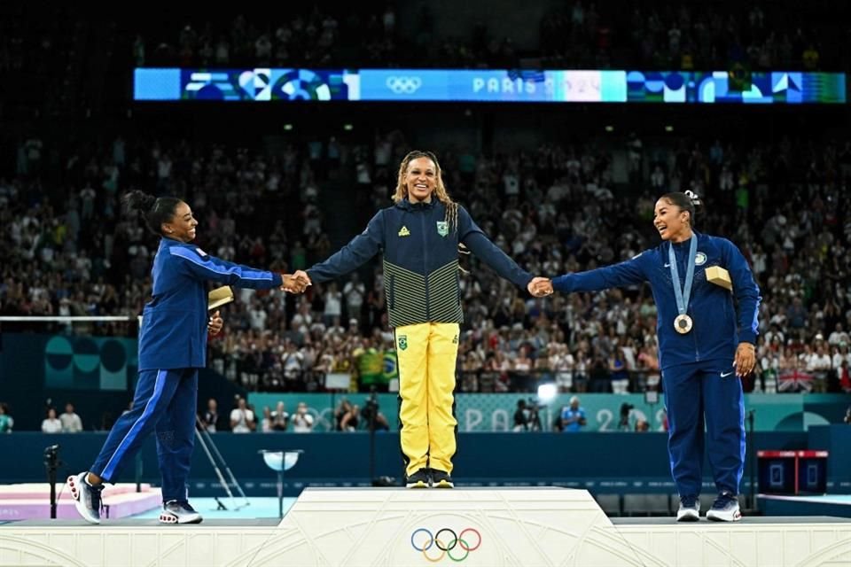 Una de las imágenes que quedará para el recuerdo en París 2024 es la reverencia de Simone Biles y Jordan Chiles hacia Rebeca Andrade.