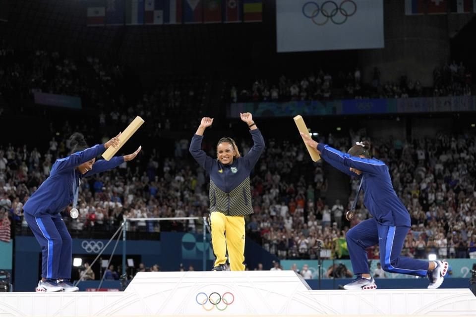 Una de las imágenes que quedará para el recuerdo en París 2024 es la reverencia de Simone Biles y Jordan Chiles hacia Rebeca Andrade.