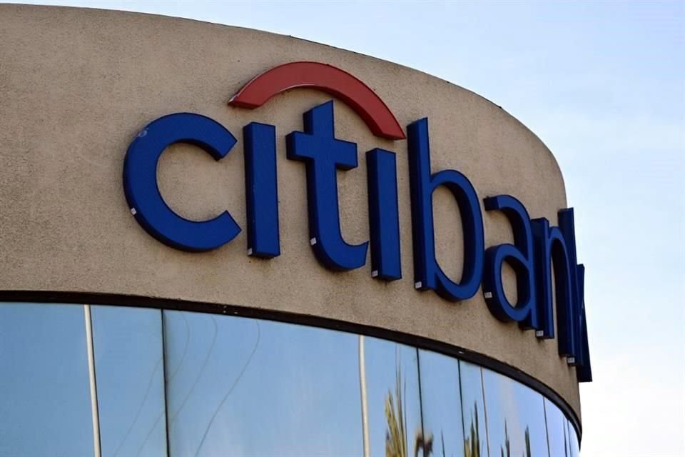 Las acciones de Citi caían cerca del 5 por ciento este lunes.