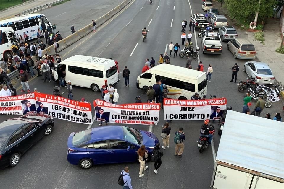 Los inconformes han provocado que no se pueda circular sobre la vía, desde la zona de Tulpetlac, en Ecatepec.