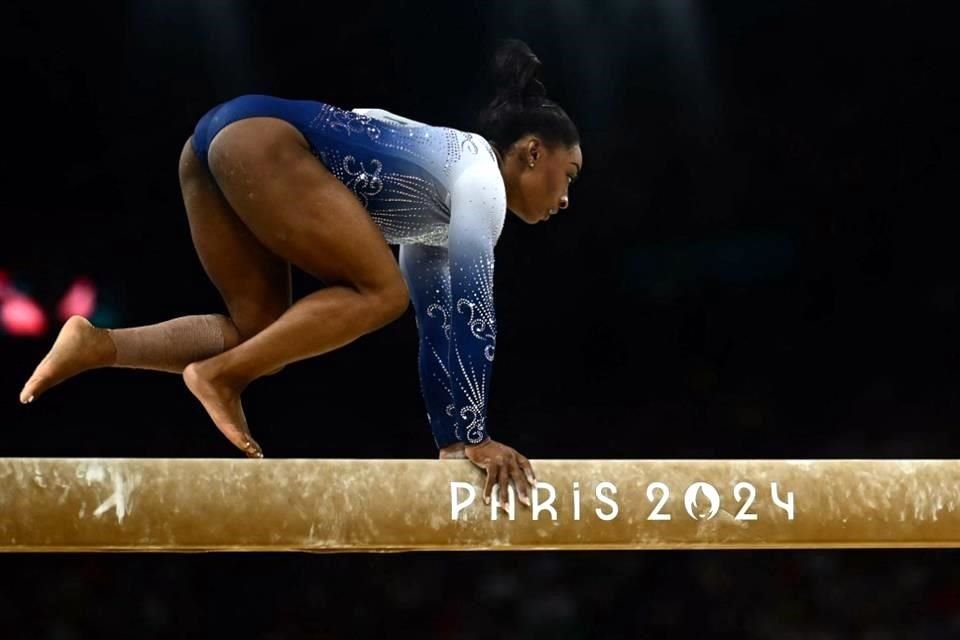 Simone Biles perdió su cuarta medalla de oro en París cuando se cayó durante la final de viga de equilibrio.