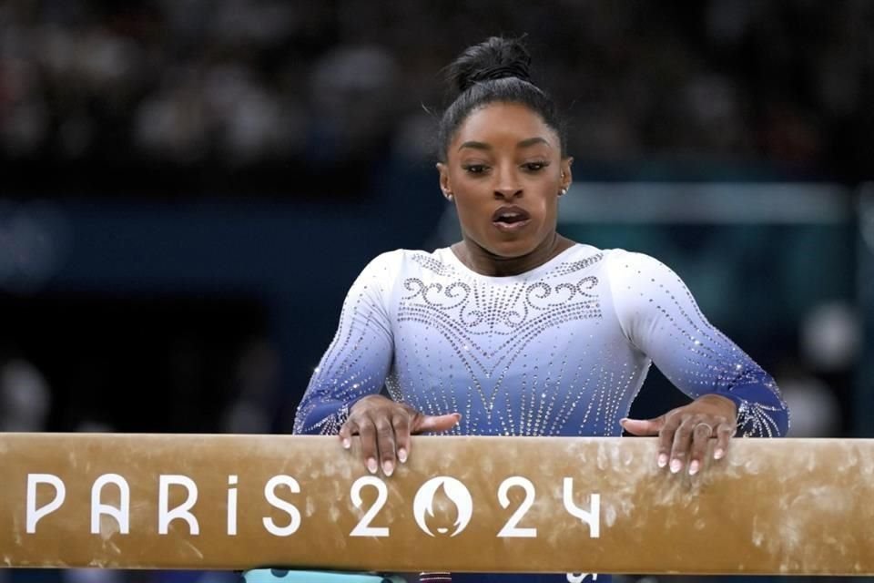 Biles estaba visiblemente frustrada después de su rutina en viga.