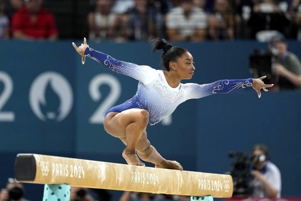 Pese a los tropiezos que tuvo, Biles siguió sorprendiendo con su talento en los JO, este lunes.