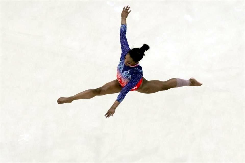 Aquí, Simone Biles durante la final individual de suelo de gimnasia artística femenina en el Bercy Arena.