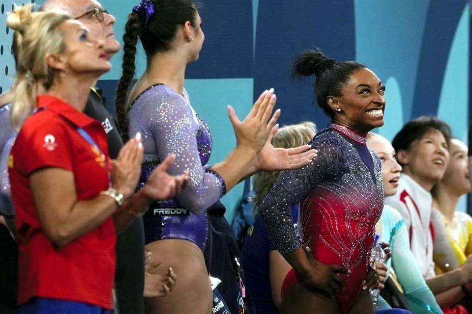 Biles celebró sonriente tras completar su rutina en la prueba individual de gimnasia artística femenina.