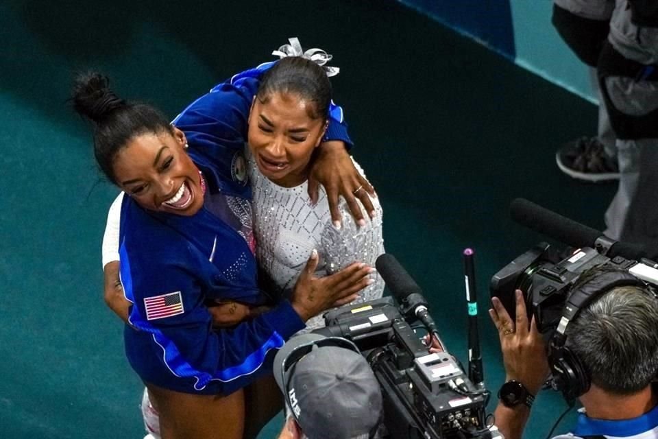 Jordan Chiles y Simone Biles festejaron su gane en las pruebas finales de gimnasia, mismas con las que cerraron su participación en los JO.