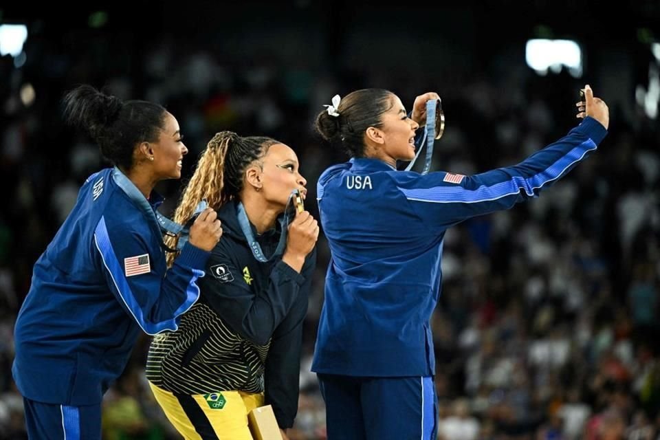 Las medallistas no podían dejar pasar la oportunidad de una selfie de recuerdo.